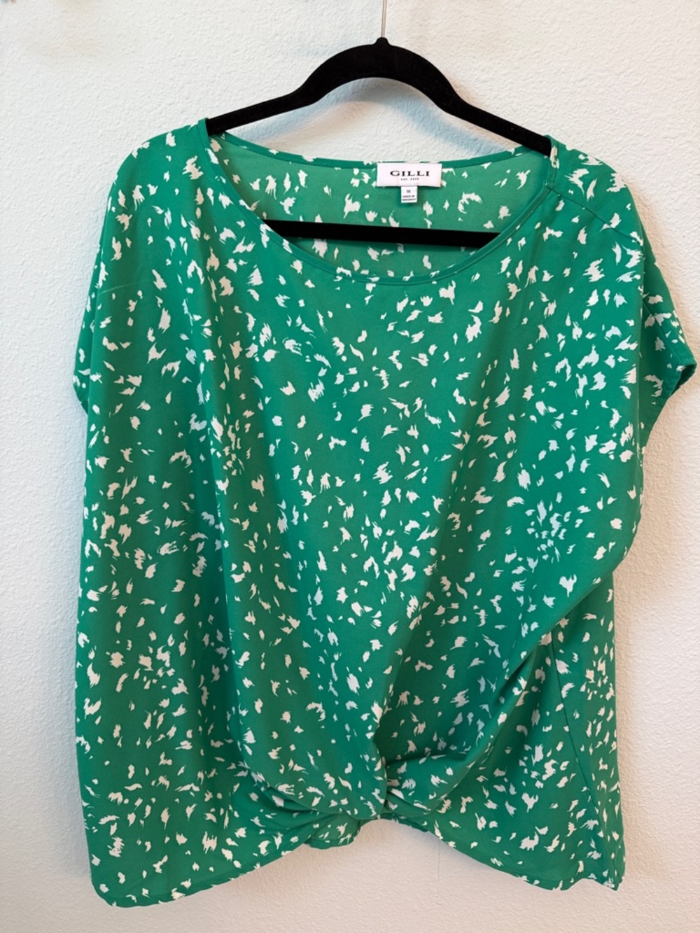 Gilli Emerald Green Short Sleeve Knot Front Blouse with White Detail